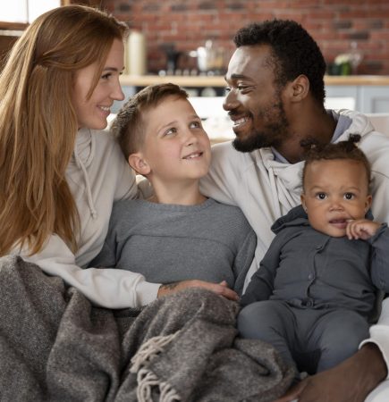 medium-shot-happy-family-sitting-couch medium-shot-happy-family-sitting-couch